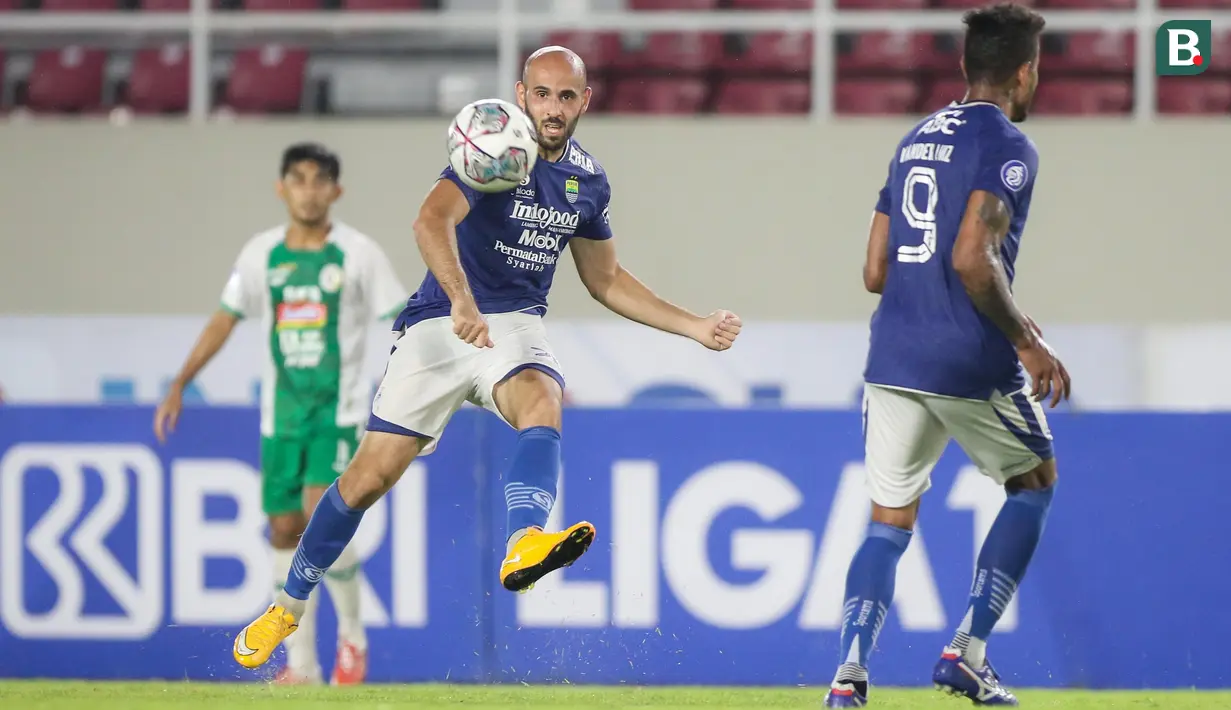 Mohammed Rashid memiliki peranan penting di lini tengah Persib Bandung. Pemain berkewarganegaraan Palestina tersebut sukses menjadi komando penyerangan klub yang berjuluk Maung Bandung tersebut. Ia tercatat telah mencetak empat gol hingga pekan ke-10 BRI Liga 1 2021. (Bola.com/Bagaskara Lazuardi)