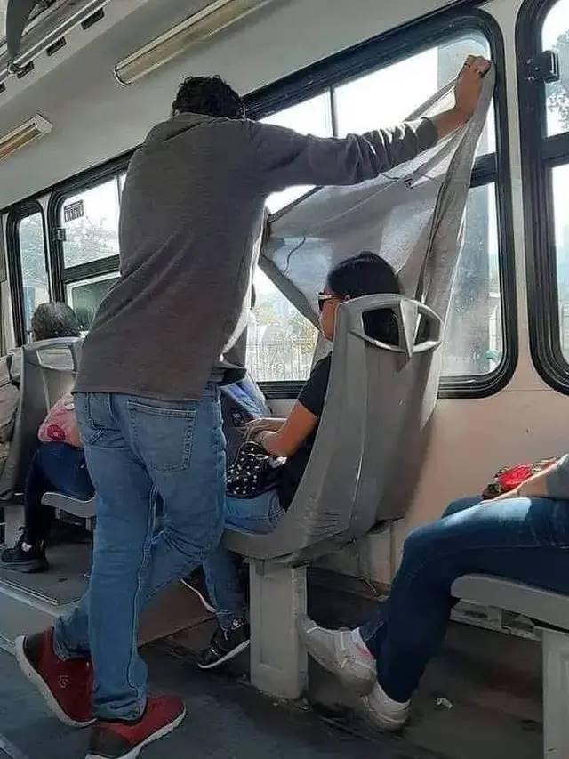 10 Aksi Nyeleneh Orang yang Lagi Pacaran Ini Bikin Geleng Kepala