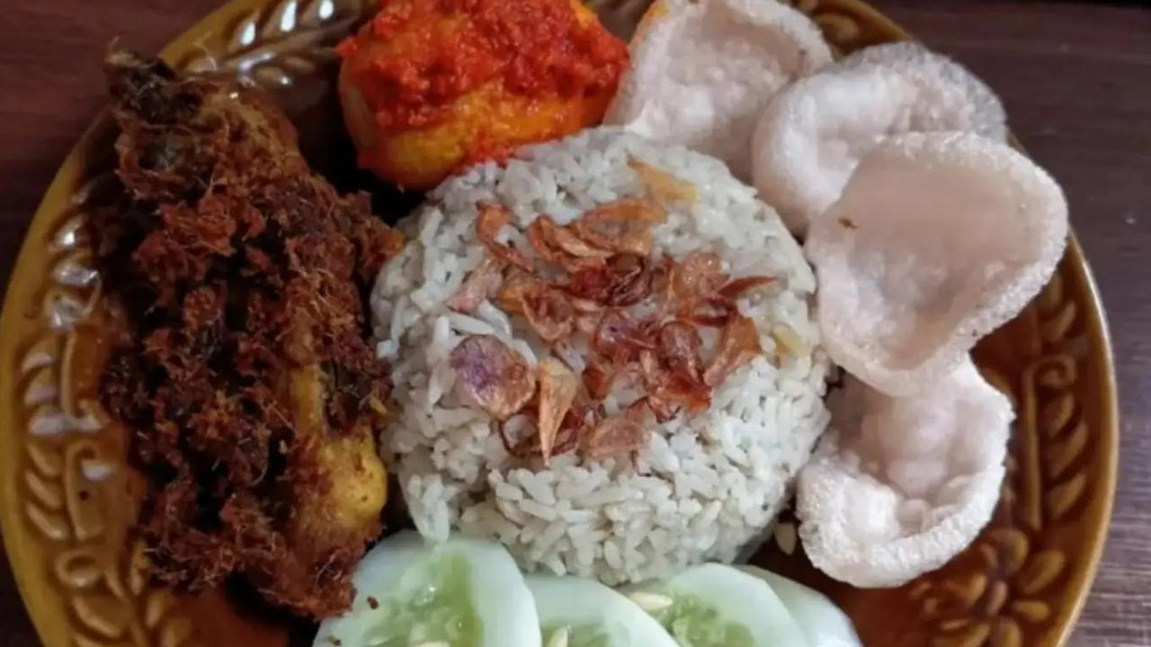 7 Resep Nasi Campur Lezat, Paduan Rasa Nusantara yang Menggugah Selera