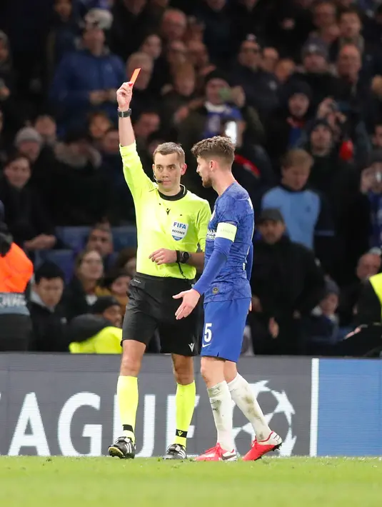 Kiper Bayern Munchen Manuel Neuer (kanan) membantu meregangkan kaki Jerome Boateng pada pertandingan babak 16 besar Liga Champions di Stamford Brige Stadium, London, Inggris, Selasa (25/2/2020). Bayern Munchen menang dengan skor 3-0. (AP Photo/Kirsty Wigglesworth)