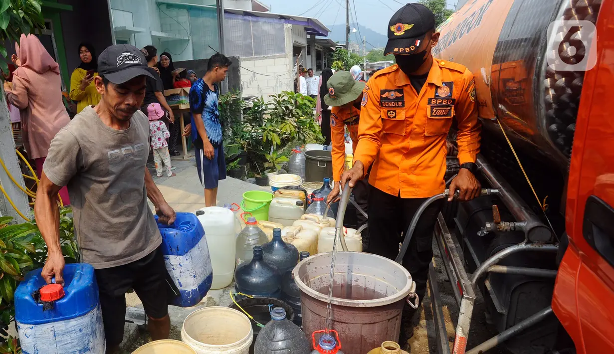 BPBD Kabupaten Bogor telah melakukan penanganan dengan mendistribusikan air bersih sebanyak 2 juta liter. (merdeka.com/Arie Basuki)