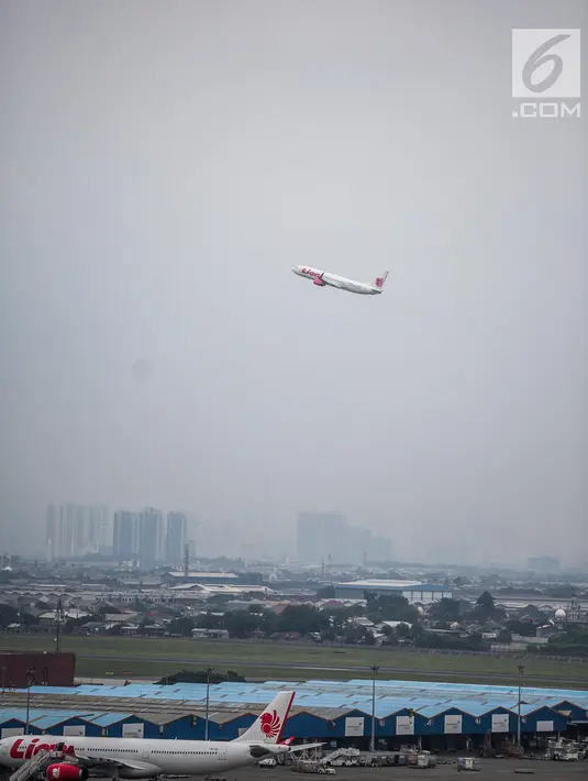 Pesawat udara lepas landas di kawasan Bandara Soekarno Hatta, Tangerang, Kamis (16/5/2019). Berdasarkan hasil Rapat Koordinasi antara Kementerian Bidang Perekonomian dan Kementerian Perhubungan memutuskan tarif batas atas tiket pesawat turun sebesar 12 - 16 persen. (Liputan6.com/Faizal Fanani)