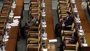 Anggota dewan duduk di antara puluhan bangku kosong saat rapat paripurna DPR di Kompleks Parlemen, Senayan, Jakarta, Selasa (10/7). Rapat yang dipimpin Wakil Ketua Agus Hermanto itu dihadiri 225 orang dari total 560 anggota DPR. (Liputan6.com/Johan Tallo)