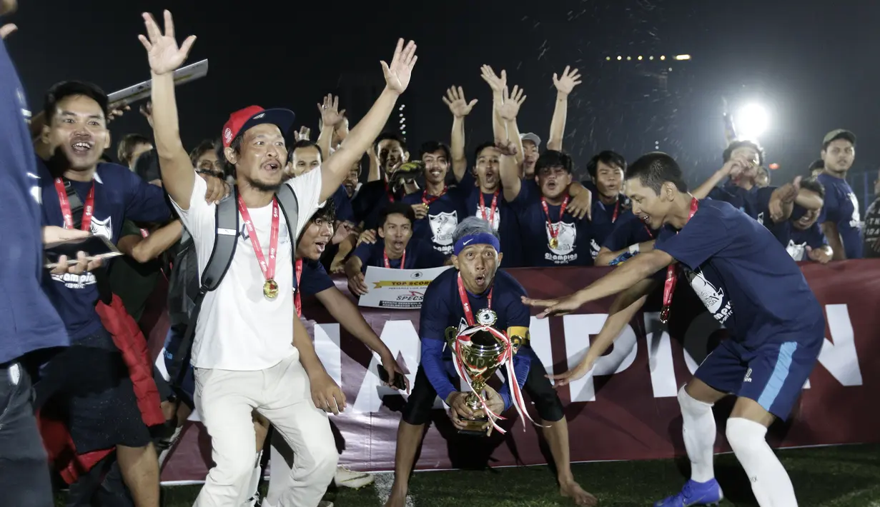 Pemain Kebsay FC merayakan juara Liga AYO 2 Jakarta 2019 di Lapangan Aldiron, Pancoran, Jakarta, Minggu (24/11). Babak Final Liga AYO Jakarta berlangsung ketat dan panas. (Bola.com/Yoppy Renato)