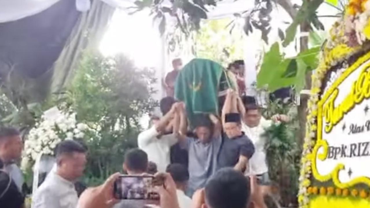 Rencananya jenazah Rizal Ramli akan berada satu liang lahat dengan istrinya Herawati Moelyono.&nbsp;