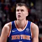 Bintang New York Knicks, Kristaps Porzingis, mencetak dobel-dobel untuk membawa timnya mengalahkan Cleveland Cavaliers 114-95, Minggu (29/10/2017). (NBA)