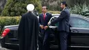 Presiden Joko Widodo disambut Presiden Iran Hassan Rouhani saat tiba di Istana Saadabad, Rabu (14/12). Dalam kunjungannya, Jokowi akan melakukan pertemuan bilateral, penandatanganan nota-nota kesepahaman. (AFP Photo/Atta Kenare) 