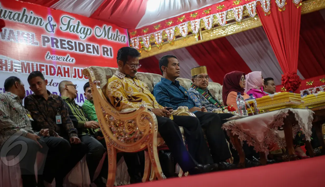 Wakil Presiden Jusuf Kalla (bersongkok emas) bersama istrinya Mufidah menghadiri malam silaturahmi dengan warga Bone, Makassar, Sabtu (6/5/2015). JK disambut dengan tarian adat Bugis saat tiba di tempat acara. (Liputan6.com/Faizal Fanani)