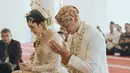 Rian Ardianto tampil gagah dengan beskap putih dengan detail bordir emas rancangan @wonghangtailor x @myrnamyura. [@morden.co].