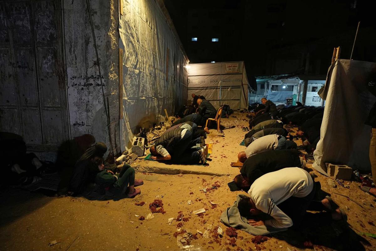 FOTO: Warga Gaza Sambut Ramadan dengan Tarawih di Masjid Terdampak Perang