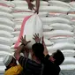  Rencananya gula sebanyak 60 ton ini akan dikirim ke Ciawi tetapi oleh oknum supir diselewengkan, Jakarta, Rabu (24/6/2015). Polda Metro Jaya berhasil mengamankan 60 ton gula pasir dan tiga orang tersangka di kawasan Tangerang. (Liputan6.com/Johan Tallo)