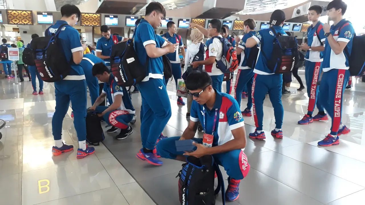 Kontingen asal China Taipei tengah bersiap-siap antre di konter check-in Terminal 3 Internasional, Bandara Internasional Soekarno Hatta, Kota Tangerang, Senin (3/9/2018).