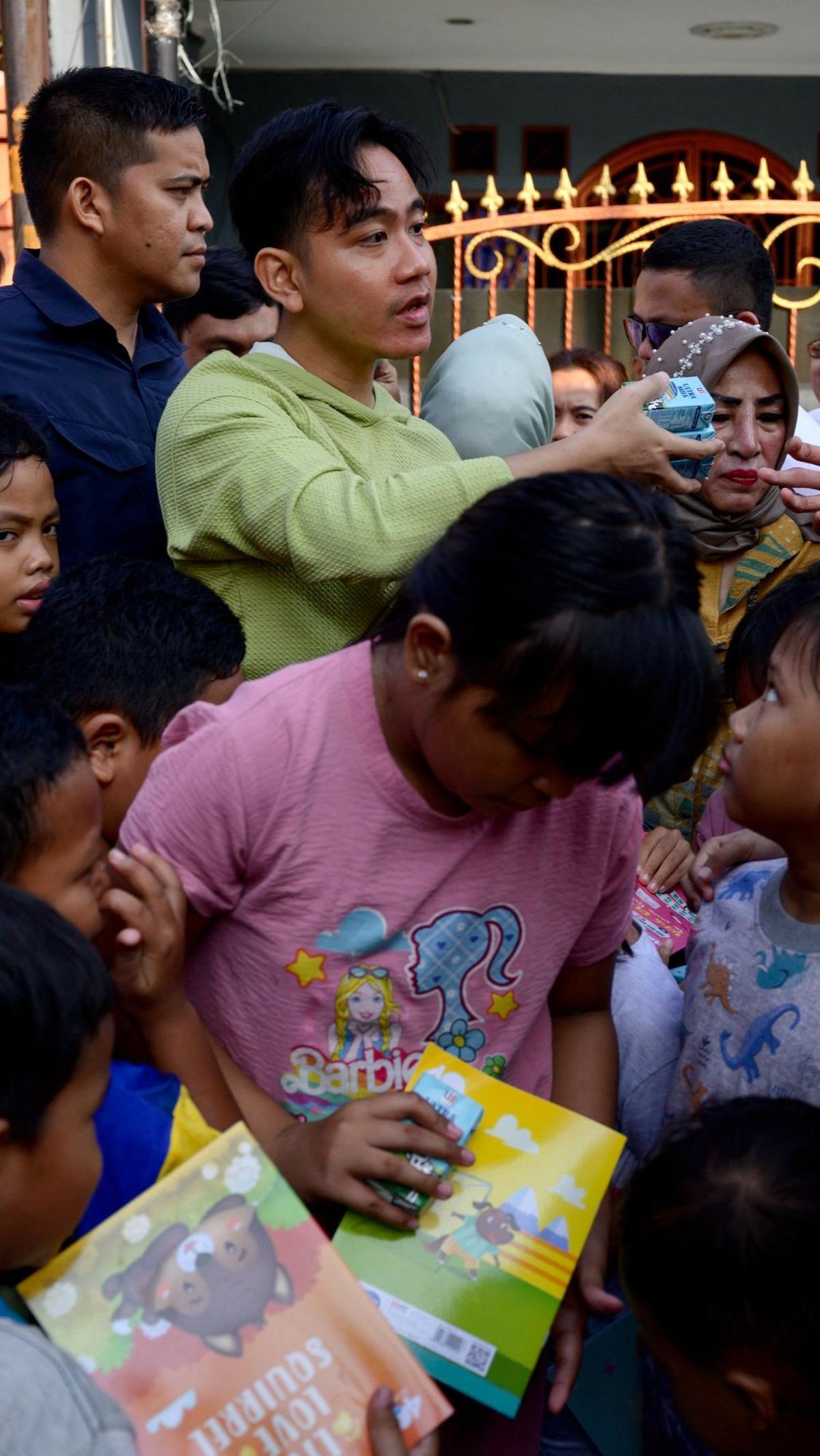 Menurut Gibran, dirinya pun sempat blusukan didampingi Heru. Salah satunya meninjau proyek Kali Semongol, Tegal Alur, Jakarta Barat, pada Jumat, 28 Juni 2024.&nbsp;Foto: Bay Ismoyo/AFP<br>
