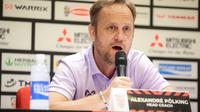 Pelatih Timnas Thailand, Alexandre Polking memberikan keterangan saat konferensi pers menjelang laga Grup A Piala AFF 2022 antara Timnas Indonesia melwan Timnas Thailand di Stadion Utama Gelora Bung Karno (SUGBK), Jakarta, Rabu (28/12/2022). (Bola.com/Bagaskara Lazuardi)