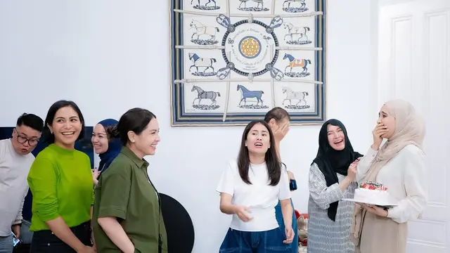 Zaskia Sungkar mendapat kejutan ulang tahun dari sahabat (credit: instagram/zaskiasungkar15)