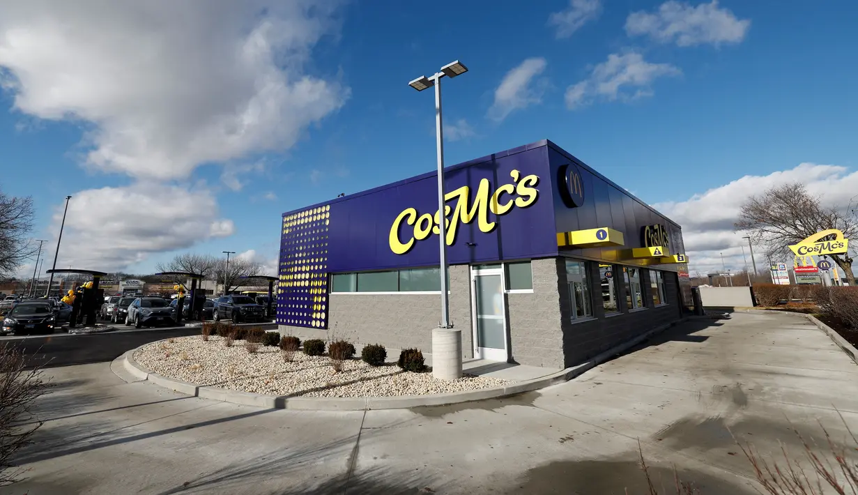 McDonald’s (McD) menjadi salah satu sasarannya justru berinovatif dengan menghadirkan restoran baru bernama CosMc’s. (KAMIL KRZACZYNSKI / AFP)