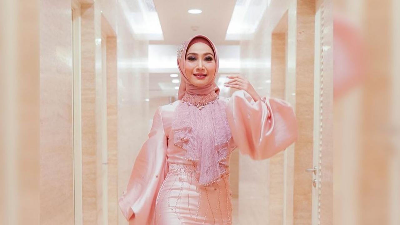 Kini Kembali Bernyanyi, 7 Potret Terbaru Ira Swara Usai Alami Kesulitan Ekonomi