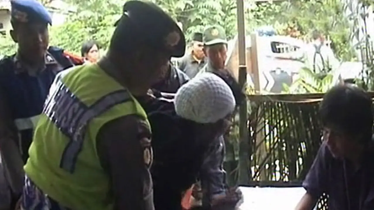 Cegah Golput, Polisi Gendong Lansia