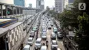 Suasana lalu lintas di Tol Dalam Kota dan Jalan Gatot Subroto, Jakarta, yang macet pada Selasa (19/5/2020). Meski masa pembatasan sosial berskala besar (PSBB) masih berlangsung, kemacetan lalu lintas masih terjadi di Ibu Kota. (Liputan6.com/Faizal Fanani)