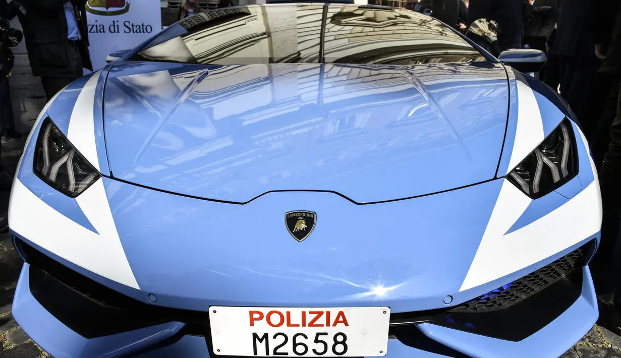Sebuah seri Huracan yang disumbangkan oleh perusahaan otomotif Lamborghini untuk kepolisian Italia di Kementerian Dalam Negeri, Roma, 30 Maret 2017. Mobil ini juga akan digunakan untuk memberikan pertolongan medis dan darurat pertama. (Andreas SOLARO/AFP)