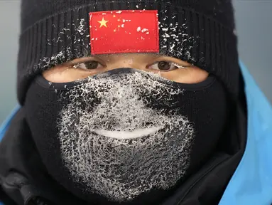 Seorang petugas polisi berjaga-jaga selama final women's aerials Olimpiade Musim Dingin Beijing 2022 di Zhangjiakou, China, pada 14 Februari 2022. (AP Photo/Lee Jin-man)