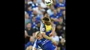 Pemain belakang Arsenal, Mathieu Debuchy (atas), berusaha memenangkan duel perebutan bola dengan bek Leicester City, Paul Konchesky, saat berlaga di lanjutan Liga Primer Inggris 2014-2015 di Stadion King Power, (31/8/2014). (REUTERS/Dylan Martinez)