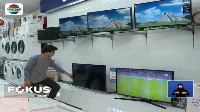Pedagang elektronik di Glodok, Jakarta Barat, khawatir penjualan akan semakin menurun dengan melemahnya nilai tukar rupiah terhadap USD yang hampir mencapai Rp 14 ribu rupiah.