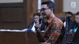 Gubernur nonaktif Jambi, Zumi Zola memberi keterangan pada sidang lanjutan dugaan suap dan gratifikasi di Pengadilan Tipikor, Jakarta, Senin (29/10). Sidang mendengar keterangan terdakwa, Zumi Zola. (Liputan6.com/Helmi Fithriansyah)