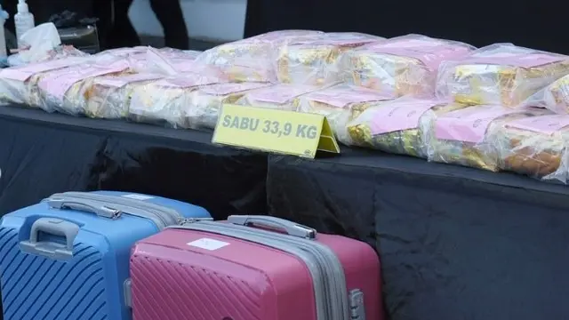 Penampakan dua koper dan sabu 33,9 kg yang disita polisi. (Istimewa)