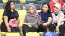 Kompak menghias pipi dengan lukisan bendera merah putih, empat suporter wanita Indonesia ini bergaya saat diabadikan seorang fotografer pada laga kedua Grup A Piala Dunia U-17 2023 antara Timnas Indonesia U-17 menghadapi Timnas Panama U-17 di Stadion Gelora Bung Tomo, Surabaya, Senin (13/11/2023). (Bola.com/Bagaskara Lazuardi)