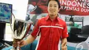 Rio Haryanto dengan tropi yang dimenangkannya usai finis di tempat ketiga pada race kedua di GP Monaco, 24 Mei kemarin, Jakarta, Senin (2/6/2014) (Liputan6.com/Faizal Fanani).