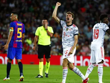 Pemain Bayern Munchen Thomas Mueller (tengah) melakukan selebrasi usai mencetak gol ke gawang Barcelona pada pertandingan Grup E Liga Champions di Stadion Camp Nou, Barcelona, Spanyol, Selasa (14/9/2021). Bayern Munchen menang 3-0. (AP Photo/Joan Monfort)