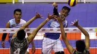 Pemain Palembang Bank SumselBabel  Adi Putra Firmansyah melepaskan smes saat menghadapi Surabaya Bhayangkara Samator pada laga pertama final four Proliga 2018 di GOR Ken Arok, Malang, Jumat (30/3/2018). (Humas PBVSI)