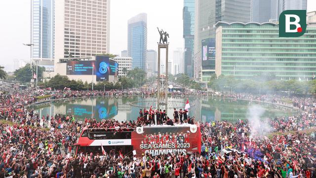 Foto: Pemandangan Menakjubkan! Begini Jadinya Ketika Bus Timnas Indonesia U-22 saat Melewati Ikon Kota Jakarta saat Kira87uara