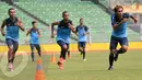 Guna membangun serangan yang maksimal tiga penyerang Timnas (Titus Bonai M Nur Iskandar dan Zulham Malik Zamrun) berlari sprint di Stadion GBK Jakarta, Kamis (07/11/13) (Liputan6.com/ Helmi Fithriansyah)