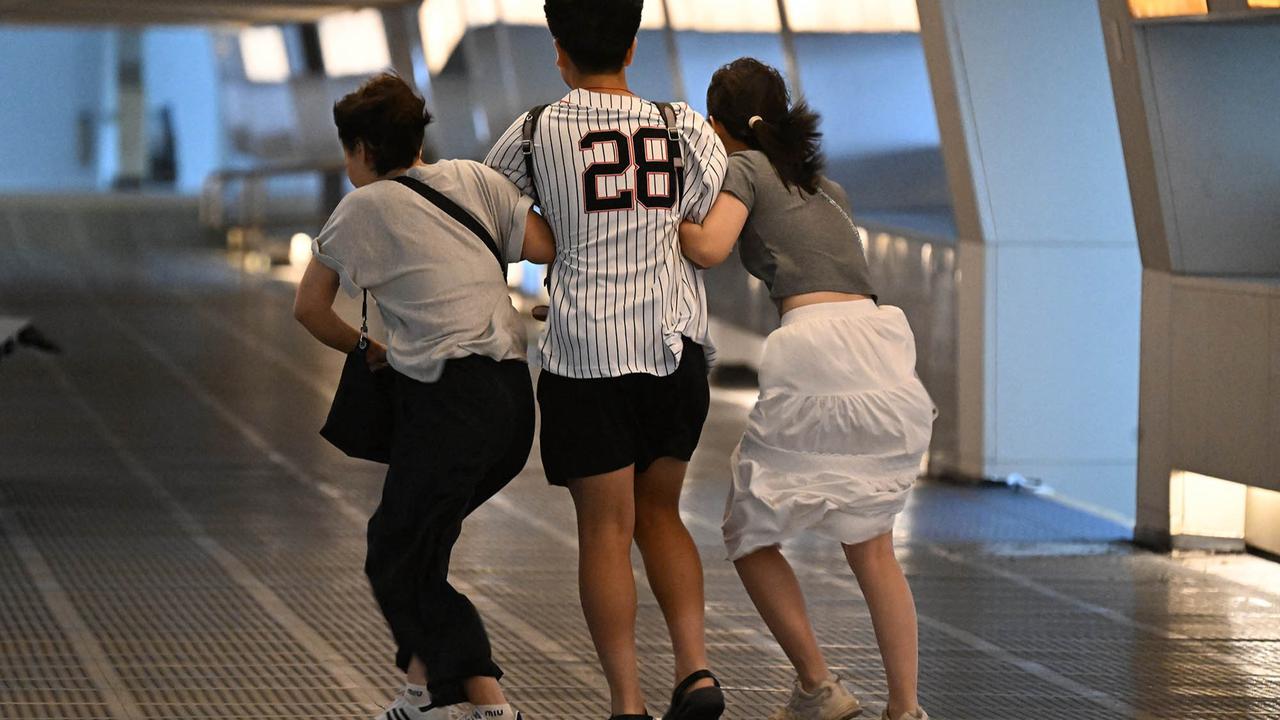 FOTO: Topan Wipha Lumpuhkan Hong Kong, Peringatan Tertinggi Diberlakukan