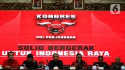 Sekjen PDIP Hasto Kristiyanto (ketiga kiri) memberikan keterangan dalam konferensi pers di Jakarta, Rabu (8/1/2020). PDIP bakal menggelar Rapat Kerja Nasional I sekaligus HUT Ke-47 partai di JIExpo, Kemayoran, Jakarta Pusat pada 10-12 Januari 2020. (Liputan6.com/Johan Tallo)