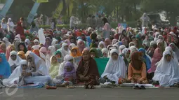 Umat Muslim melaksanakan salat Idul Fitri di depan Mapolresta Solo, Jawa Tengah, Rabu (6/7). Aksi bom bunuh diri di halaman Mapolresta Solo kemarin, tidak menyurutkan warga dan anggota untuk menunaikan ibadah salat Id di tempat tersebut. (Boy Harjanto)