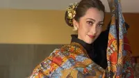 Ghies The Label, yang berfokus pada desain casual dan formal bagi pria dan wanita memperkenalkan produk-produk yang memadukan keberagaman warisan budaya Indonesia seperti  tenun ikat, songket dan batik dari berbagai daerah di tanah air.