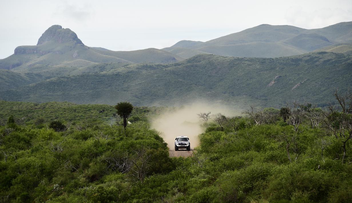 Pereli Qatar, Nasser Al-Attiyah, beraksi di Etape 2 Reli Dakar 2016 antara Villa Carlos Paz dan Termas de Rio Hondo di Argentina, (4/1/2016). (AFP/Franck Fife)