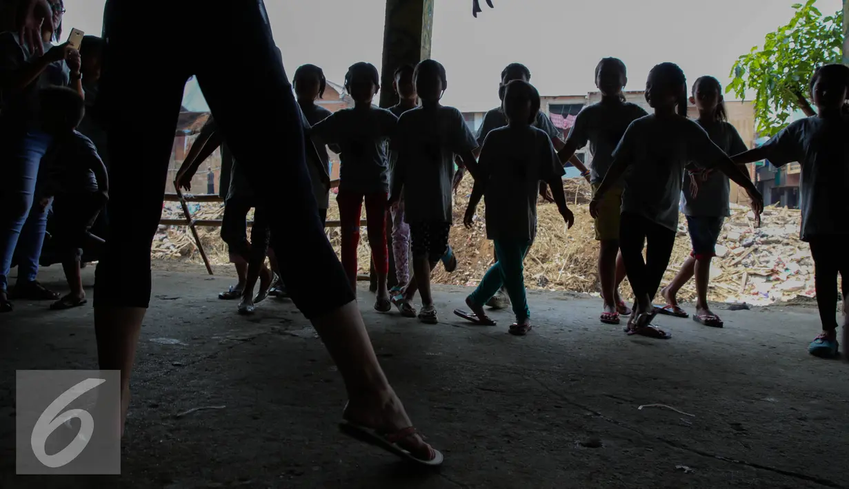Anak-anak Ciliwung mengikuti gerakan balet saat berlatih di Bantaran Kali Ciliwung, Jakarta, Sabtu (29/8/2015). Pelatihan menari balet ini adalah kerjasama antara Kedubes Australia dengan Yayasan Bina Ballet Indonesia. (Liputan6.com/Faizal Fanani)