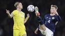 Pemain Manchester United, Scott McTominay, menjadi salah satu kunci kemenangan Skotlandia. Ia bermain apik sebagai gelandang bertahan hingga dipercaya tampil selama 90 menit. (AP/Scott Heppell)