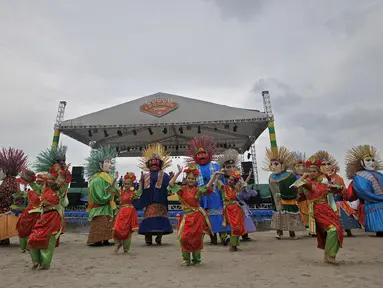 Sekelompok penari lengkap dengan ondel-ondel memeriahkan acara 'Explore Indonesia' di Pantai Lagoon, Ancol, Sabtu (23/6). Atraksi tersebut merupakan bagian dari perayaan HUT ke-491 DKI Jakarta yang jatuh pada 22Juni 2018. (Merdeka.com/Iqbal S. Nugroho)