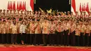 Presiden Joko Widodo (tengah) didampingi Ketua Kwarnas Pramuka Budi Waseso, Kepala Kantor Staf Kepresidenan Moeldoko, Mendikbud Muhadjir Effendy, dan Menpora Imam Nahrawi foto bersama Kontingen Gerakan Pramuka Indonesia saat upacara pelepasan di Istana Negara, Jakarta, Jumat (19/7/2019).