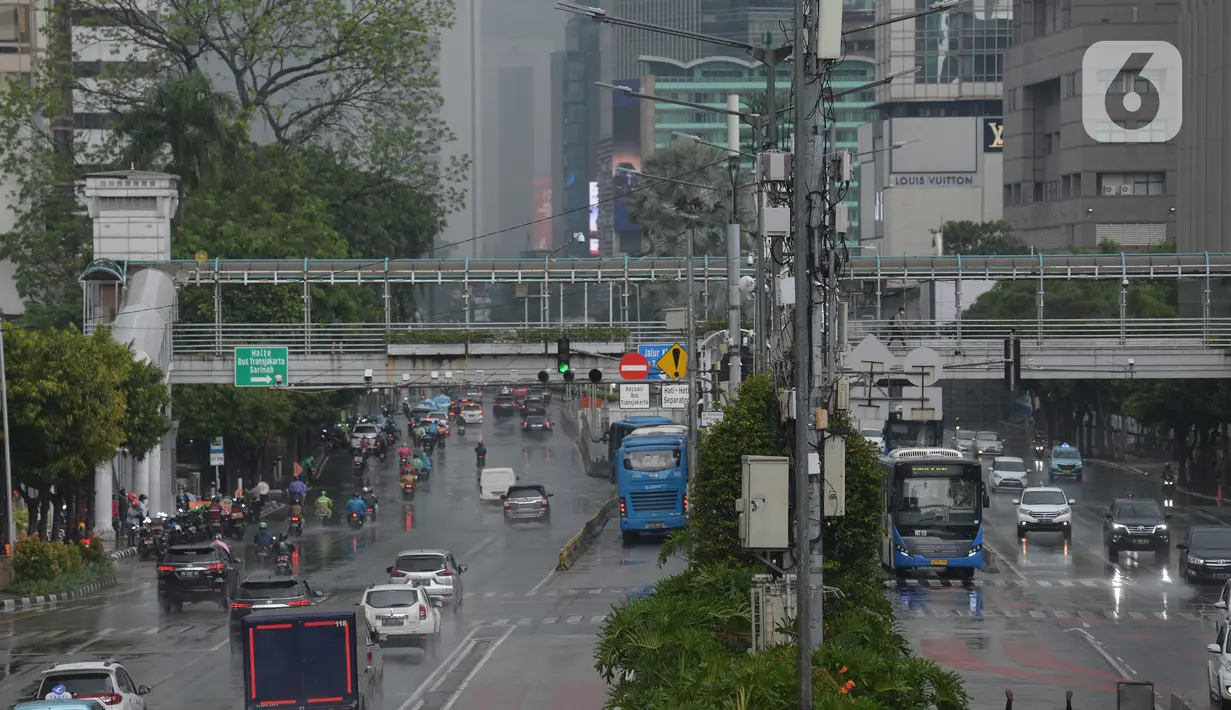 Awan mendung yang menutupi kawasan Thamrin, Jakarta, Kamis (18/2/2021). Badan Meteorologi, Klimatologi, dan Geofisika (BMKG) memprediksi hujan disertai angin akan terjadi lusa mendatang dan meminta para pengguna jalan harus berhati-hati saat berkendara. (merdeka.com/Imam Buhori)