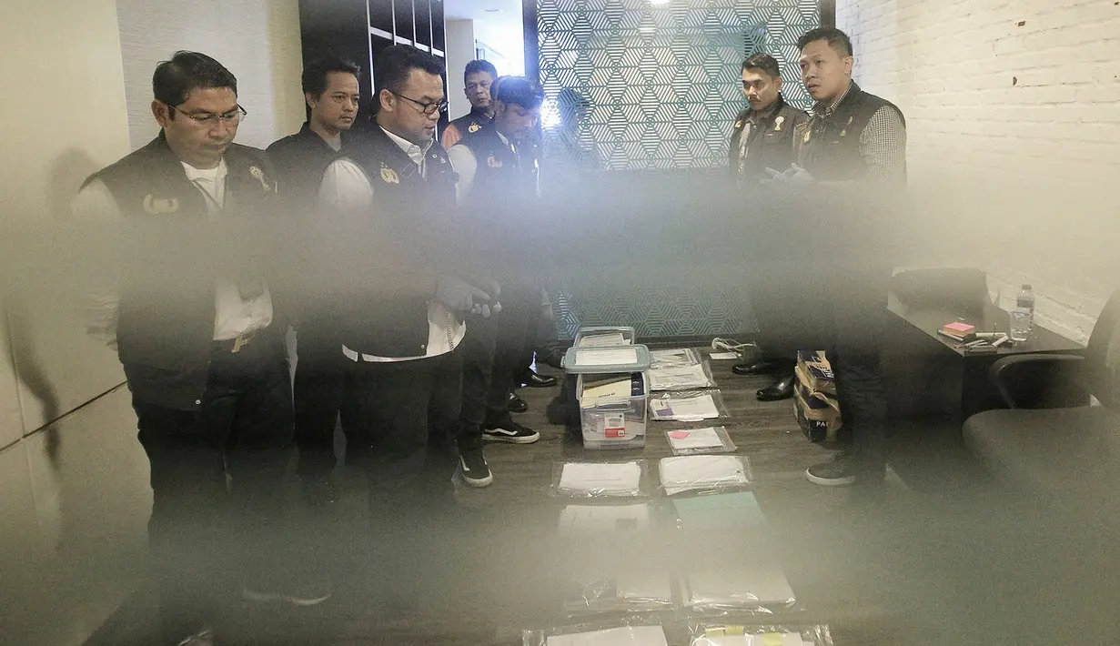 Satgas Anti Mafia Bola Polri mengamankan barang bukti hasil penggeledahan dari kantor PSSI di FX Tower, Jakarta, Rabu (30/1). Dokumen tersebut berkaitan dengan anggaran tahun 2017 dan 2018 dari PSSI. (Liputan6.com/Faizal Fanani)