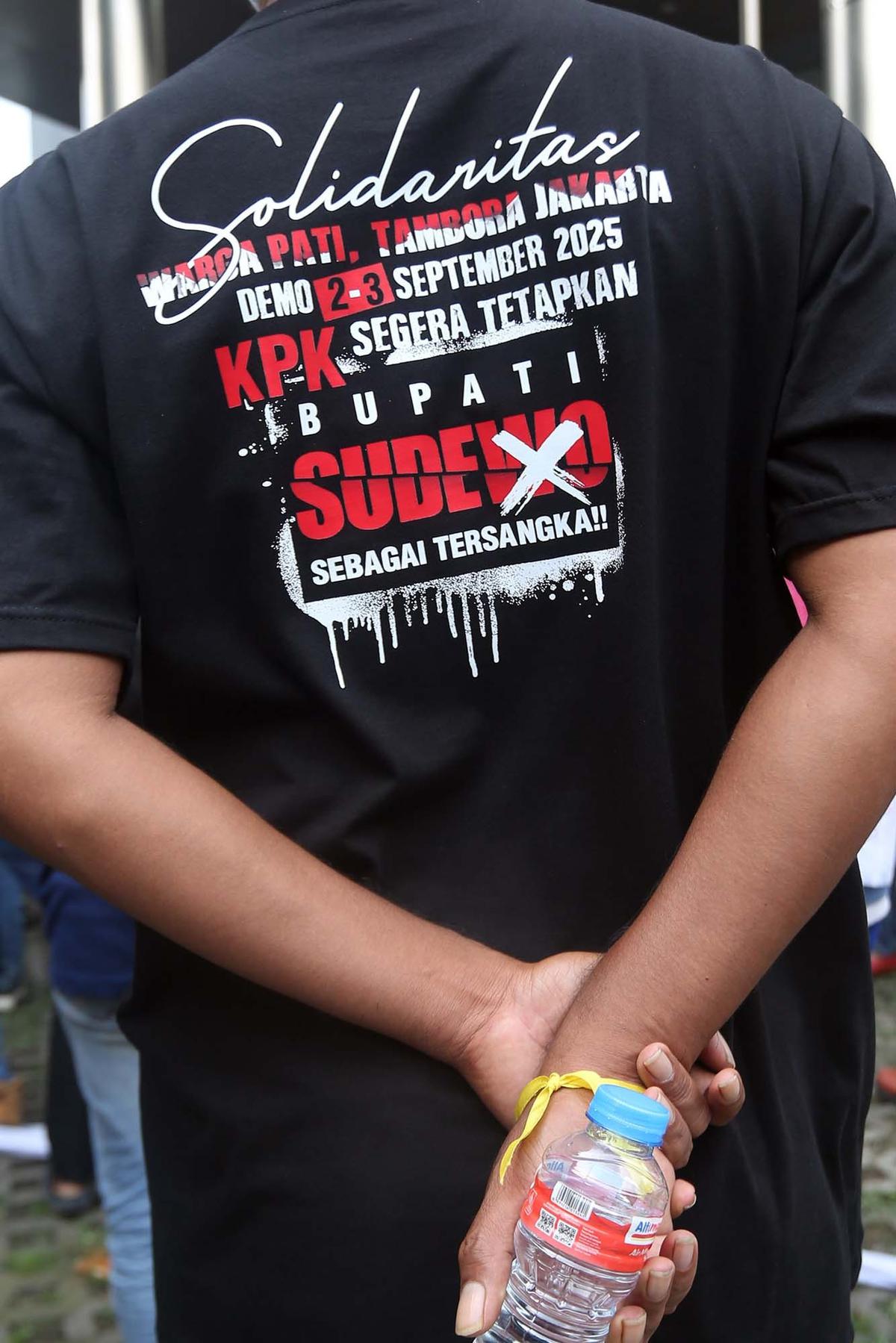 FOTO: Akasi Massa Desak KPK Tetapkan Bupati Pati Sudewo Tersangka