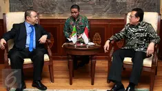 Ketua DPD RI Irman Gusman (kanan) berbincang dengan Duta Besar Aljazair AbdelKader Aziria (kiri) di Kompleks Parlemen, Jakarta, Senin (2/11/2015). Pertemuan untuk menjalin kerjasama diplomatik antar lembaga dan negara. (Liputan6/Johan Tallo)