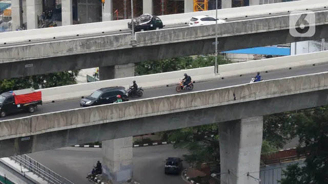 Pengendara Motor Masih Nekat Lintasi JLNT Casablanca