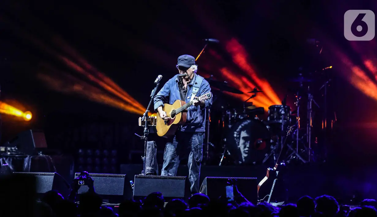 Musisi Iwan Fals tampil pada hari kedua Synchronize Fest 2019 di Gambir Expo, Kemayoran, Jakarta, Sabtu (5/10/2019). Dalam penampilannya Iwan Fals membawakan sejumlah lagu andalannya seperti Belum Ada Judul dan Terlupakan. (Liputan6.com/Faizal Fanani)